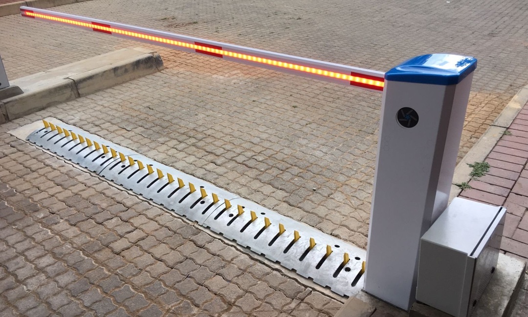 Treyfin-Barrier Spikes